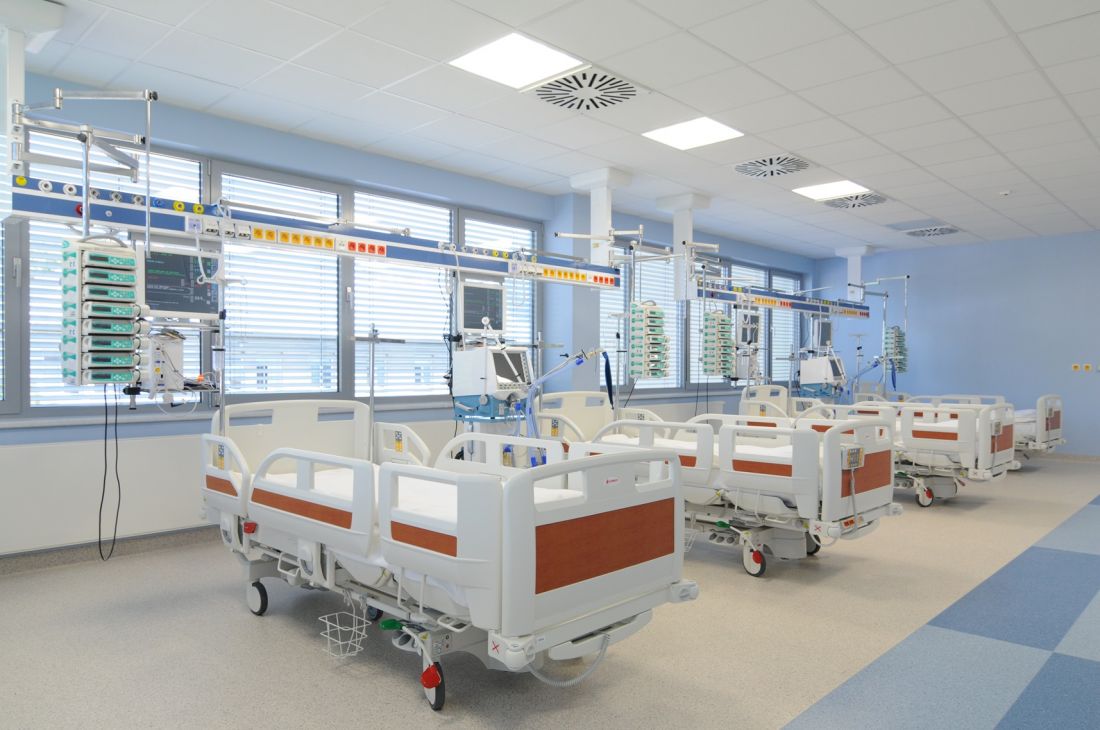 Najgorsze akustycznie są sale operacyjne oraz odziały OIOM, gdzie pisk i praca urządzeń podnosi poziom hałasu do nawet 100 dB