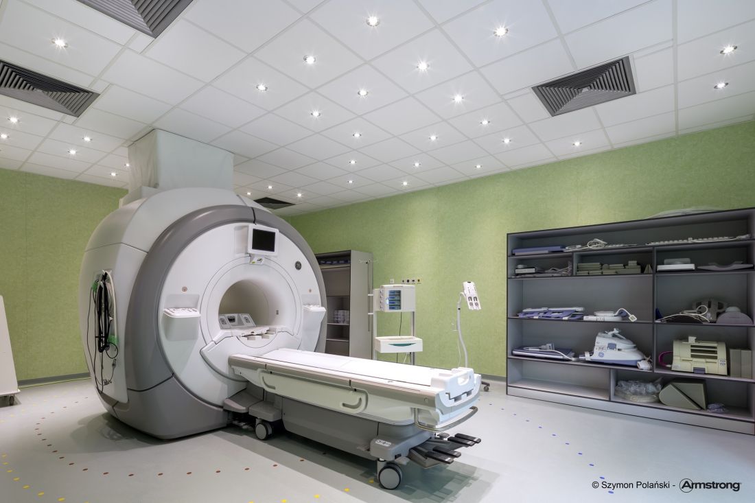 W Szpitalu Uniwersyteckim im. dr Antoniego Jurasza w Bydgoszczy sufity higieniczne pomagają obniżyć poziom hałasu generowanego przez urządzenia medyczne