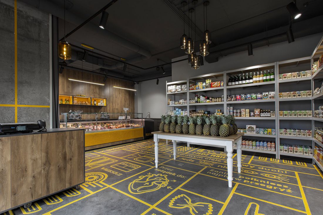 Delikatesy Zajezdnia Wrzeszcz, Gdańsk. Podłoga na której zastosowano produkt Floortec 2K-Purolid firmy Brillux przykuwa spojrzenia wszystkich klientów sklepu. 