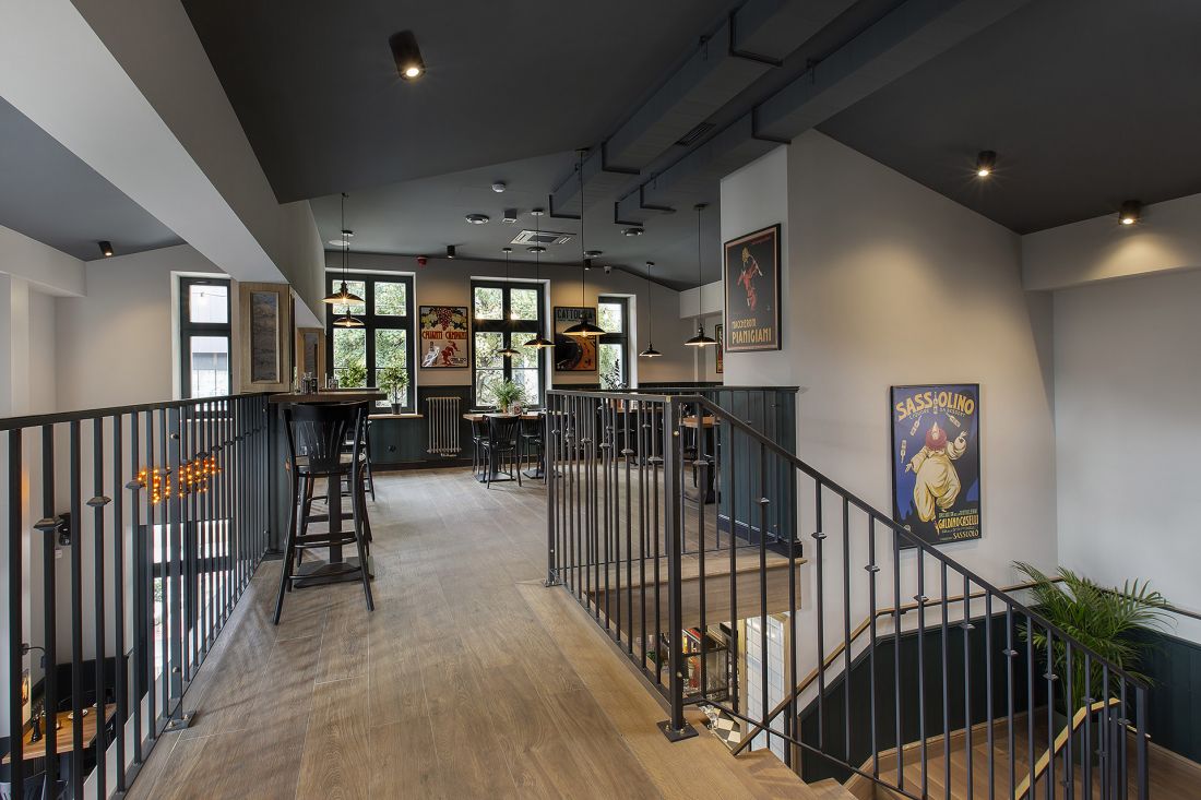 Restauracja Włoska Sempre Pizza & Vino, Sopot. Wnętrze utrzymane jest w stylu loftowym. Na parterze znajduje się restauracja z barem, kuchnią i wyjściem na ogródek. 