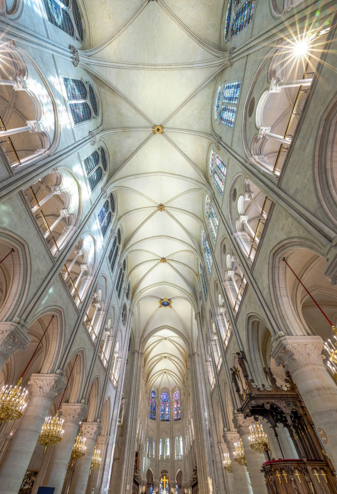 Sklepienie nawy katedry Notre-Dame zostało oświetlone przez Patricka Rimoux we współpracy z Zumtobel i Thorn