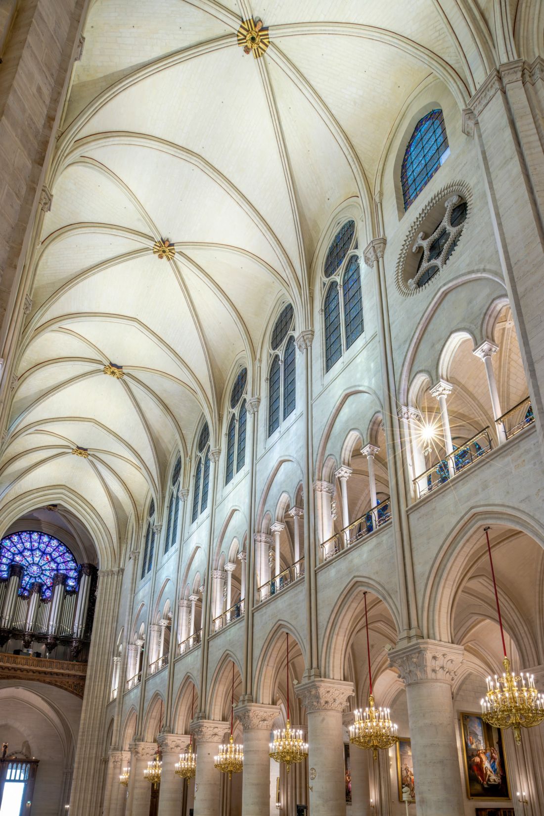 Sklepienie nawy katedry Notre-Dame zostało oświetlone przez Patricka Rimoux we współpracy z Zumtobel i Thorn
