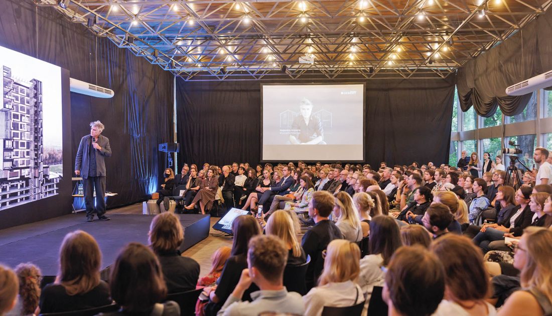 Alejandro Aravena — teoretyk i praktyk architektury zaangażowanej społecznie podczas wizyty w Polsce