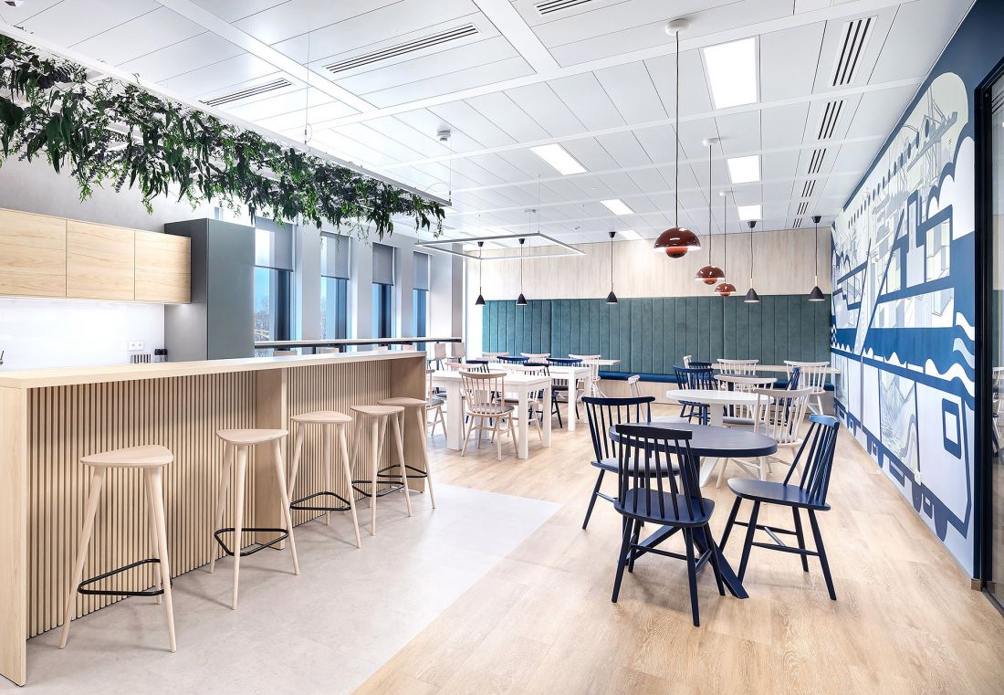 Biały kolor metalowych sufitów z linii B-H 300 marki Knauf Ceiling Solutions wzmacniają efekt dobrego doświetlenia wnętrz - charakteryzują się wysokim poziomem (85%) odbicia światła. Foto: Szymon Polański