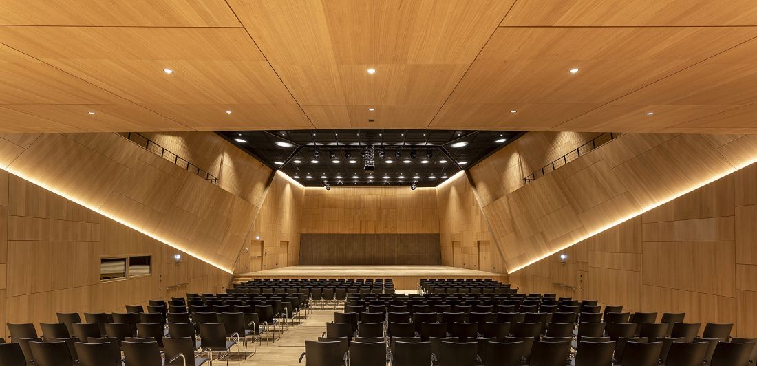 Okleina z prawdziwego drewna - funkcjonalność i design w jednym, sala koncertowa filharmonii Tauber w niemieckim mieście Weikersheim, linia Wood Design. Foto: Stefan Ernst