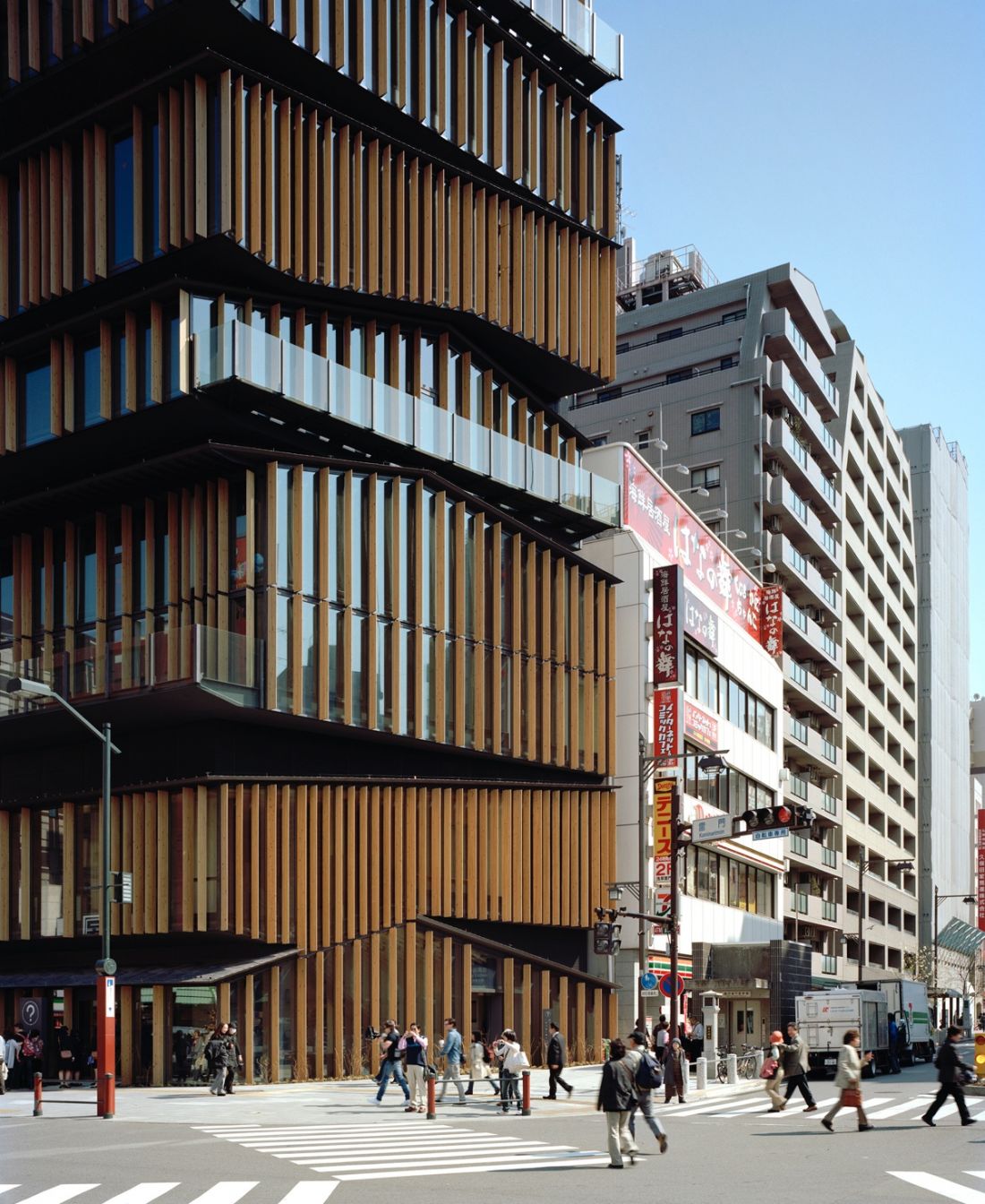 Centrum kulturalno-turystyczne w dzielnicy Asakusa w Tokio - wszystkie elewacje budynku są przeszklone i dodatkowo wykończone okładziną z listew cedrowych 