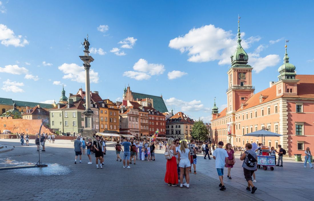 Plac Zamkowy w Warszawie - w tle widoczne stoiska z handlem obwoźnym i kłęby balonów z helem