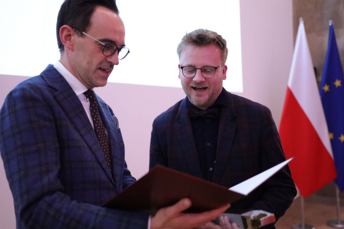 wręczanie nagrody przez Dyrektora Generalnego Michała Graczyka w imieniu ministra Krzysztofa Paszyka