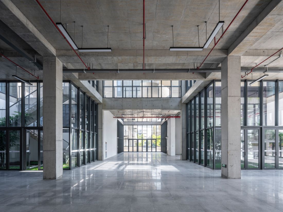 Centrum Wymiany Międzynarodowej Uniwersytetu Medycznego w Wenzhou - widok na lobby 
