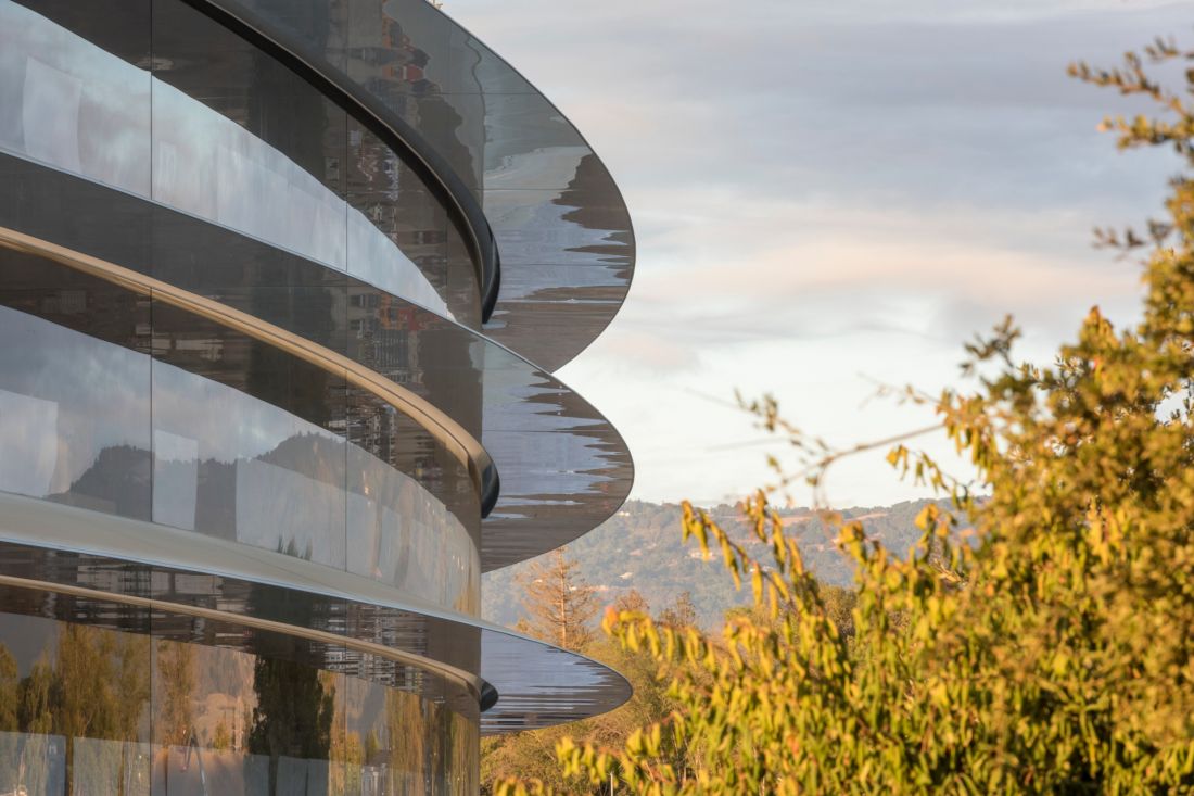 Apple Park w Cupertino w Kalifornii - szklana elewacja pierścienia