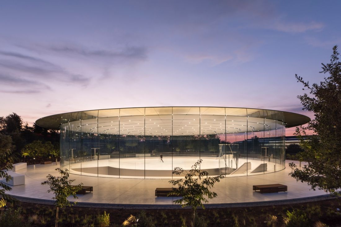 Apple Park w Cupertino w Kalifornii - bryła teatru Steve”a Jobsa