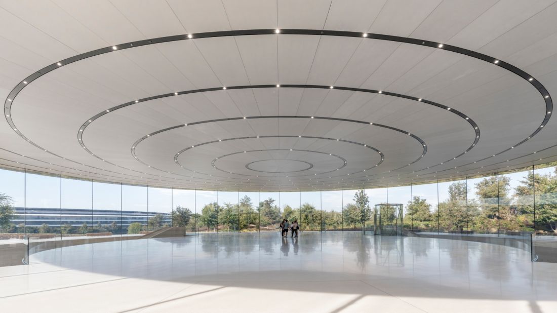Apple Park w Cupertino w Kalifornii - przeszklone wnętrze teatru Steve”a Jobsa