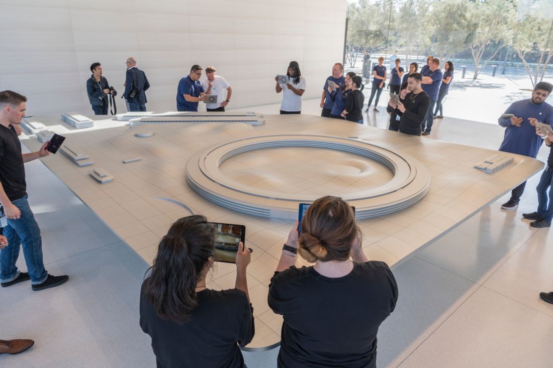 Apple Park w Cupertino w Kalifornii - wnętrze centrum dla zwiedzających