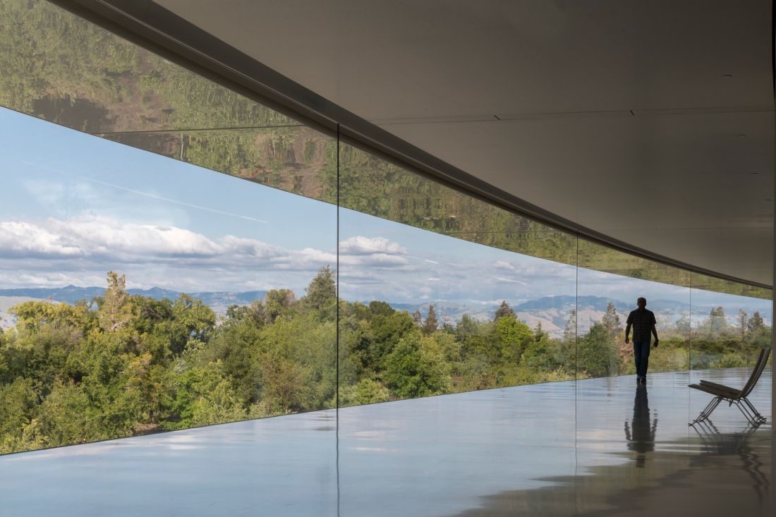 Apple Park w Cupertino w Kalifornii - jednym z kluczowych elementów architektonicznych The Ring są szklane ściany od podłogi do sufitu