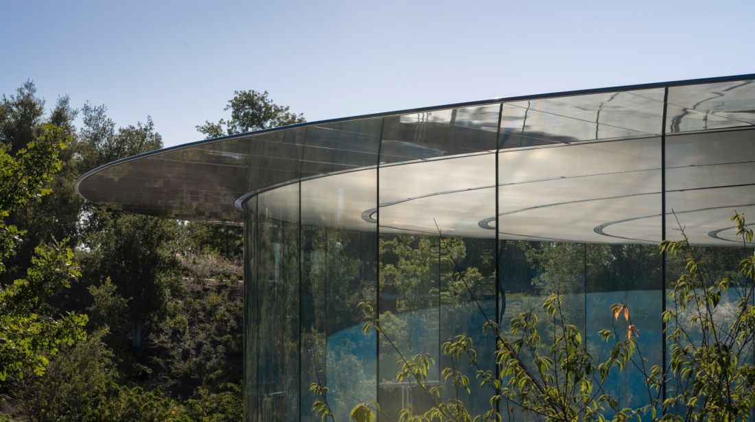 Apple Park w Cupertino w Kalifornii - szklana elewacja pierścienia