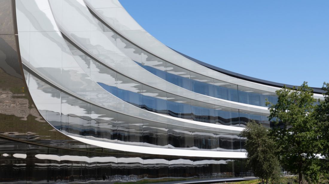 Apple Park w Cupertino w Kalifornii - budynek podzielony jest na dziewięć promieniście rozmieszczonych skrzydeł