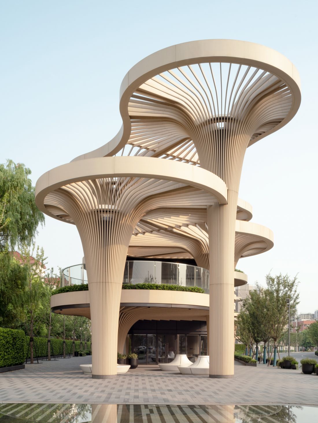Centrum handlowe Solar Trees w Szanghaju - dzięki harmonijnemu połączeniu materiałów naturalnych z paletą inspirowaną przyrodą, projekt realizuje ideę architektury biofilicznej
