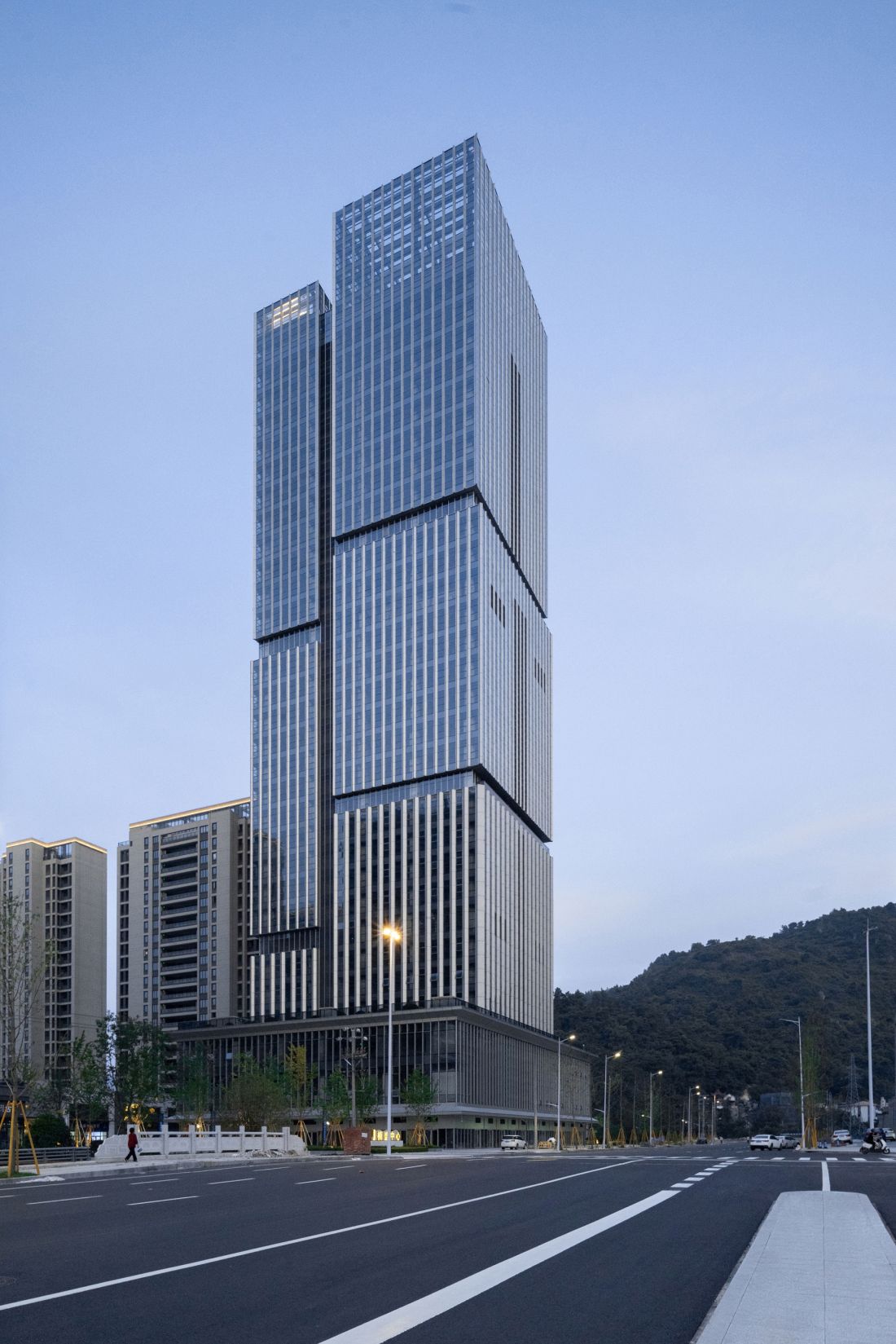 Wieżowiec Nansheng Center w Wenzhou - widok na budowlę od strony ulicy