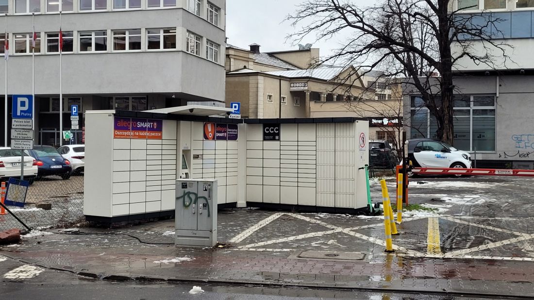 Nielegalnie ulokowany automat paczkowy w Poznaniu (2023 rok)