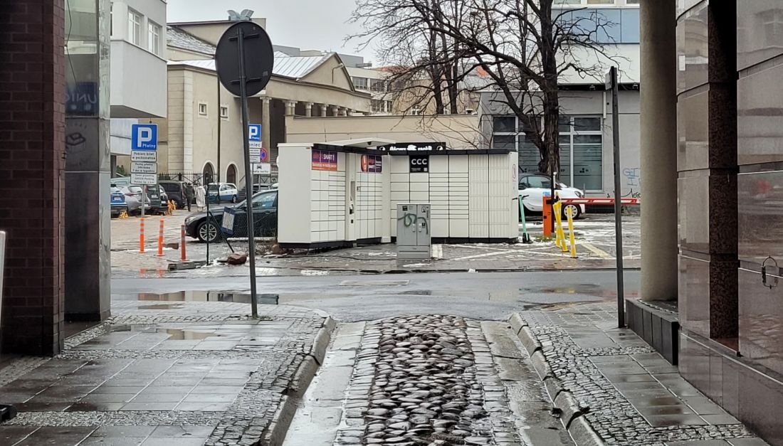 Nielegalnie ulokowany automat paczkowy w Poznaniu (2023 rok)