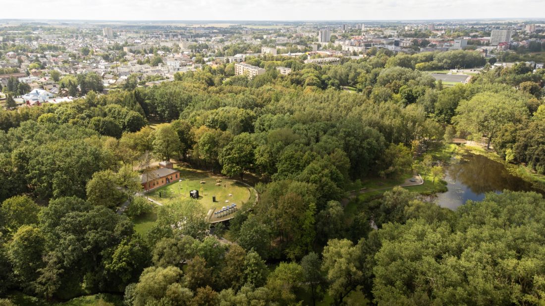 Historyczny dwór w Poniewieżu - widok z lotu ptaka 