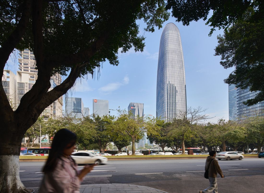 Wieżowiec Star River Headquarters w chińskim Kantonie (Guangzhou) - elewacje o plisowanej strukturze tworzą wnęki, które umożliwiają elastyczne aranżacje przestrzeni biurowych