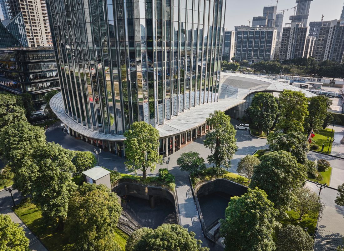Wieżowiec Star River Headquarters w chińskim Kantonie (Guangzhou) - w obrębie placu zaprojektowano schody prowadzące przez specjalnie zaprojektowane obniżenie terenu, co umożliwia dostęp do podziemnych przestrzeni handlowych
