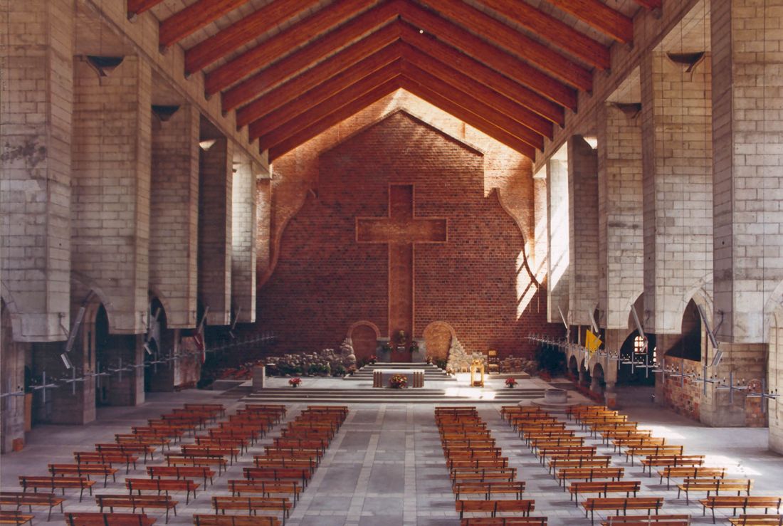 wnętrze kościoła Wniebowstąpienia Pańskiego w Warszawie, proj.: Marek Budzyński, Zbigniew Badowski, 1980