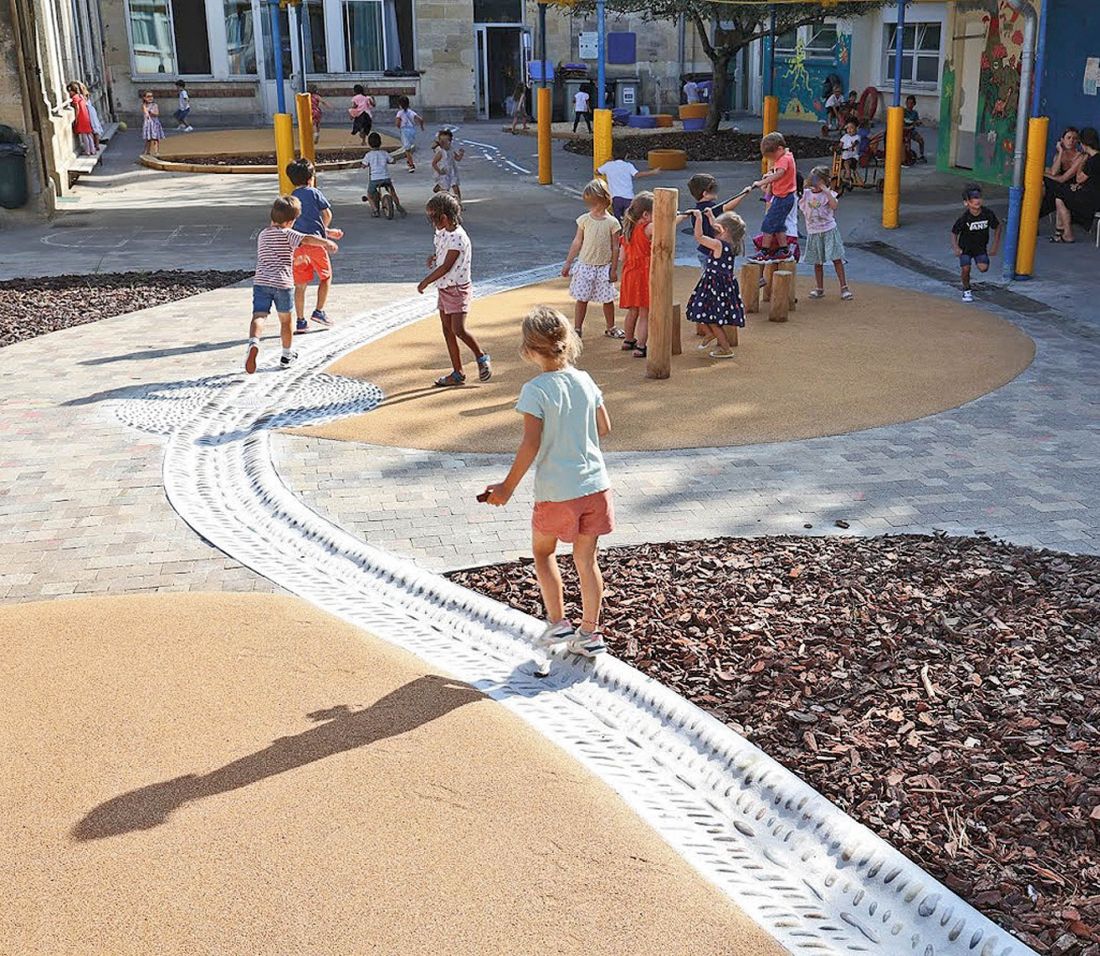 Cours Buissonnières został stworzony w myśl architektury inkluzywnej i ekologicznej; plac zabaw przedszkola im. Alphonse”a Dupeux w Bordeaux