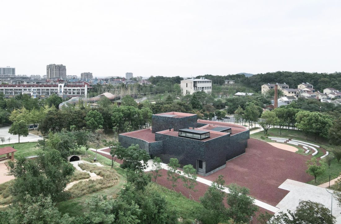 Muzeum źródeł mineralnych Zisha w dolinie Huanglong (Dingshu, Chiny) - widok na muzeum z lotu ptaka 