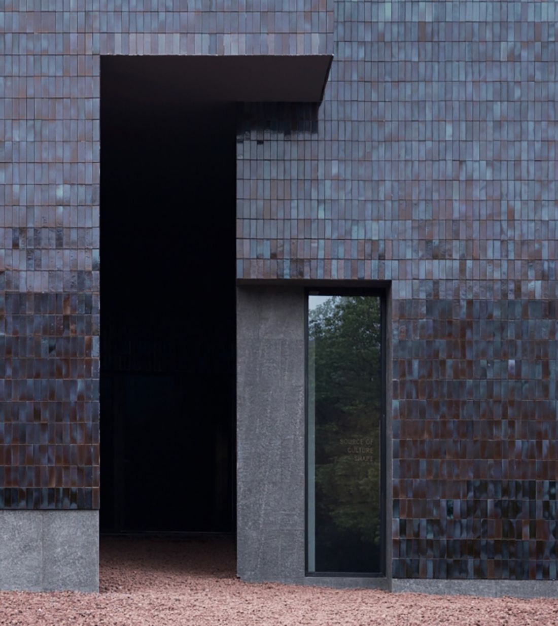Muzeum źródeł mineralnych Zisha w dolinie Huanglong (Dingshu, Chiny) - powierzchnia elewacji składa się z licznych szklanych płytek, których barwa zmienia się w pięciu odcieniach