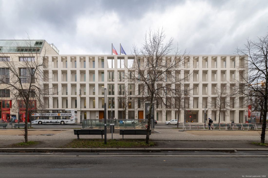 budynek rytmiczną elewacją uzupełnia pierzeję reprezentacyjnej alei