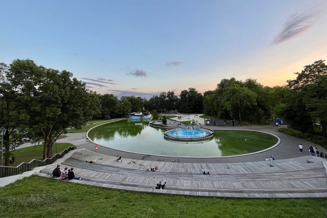 Widok na sadzawkę i budynek Bajlandii w Parku Jordana, 2023 rok