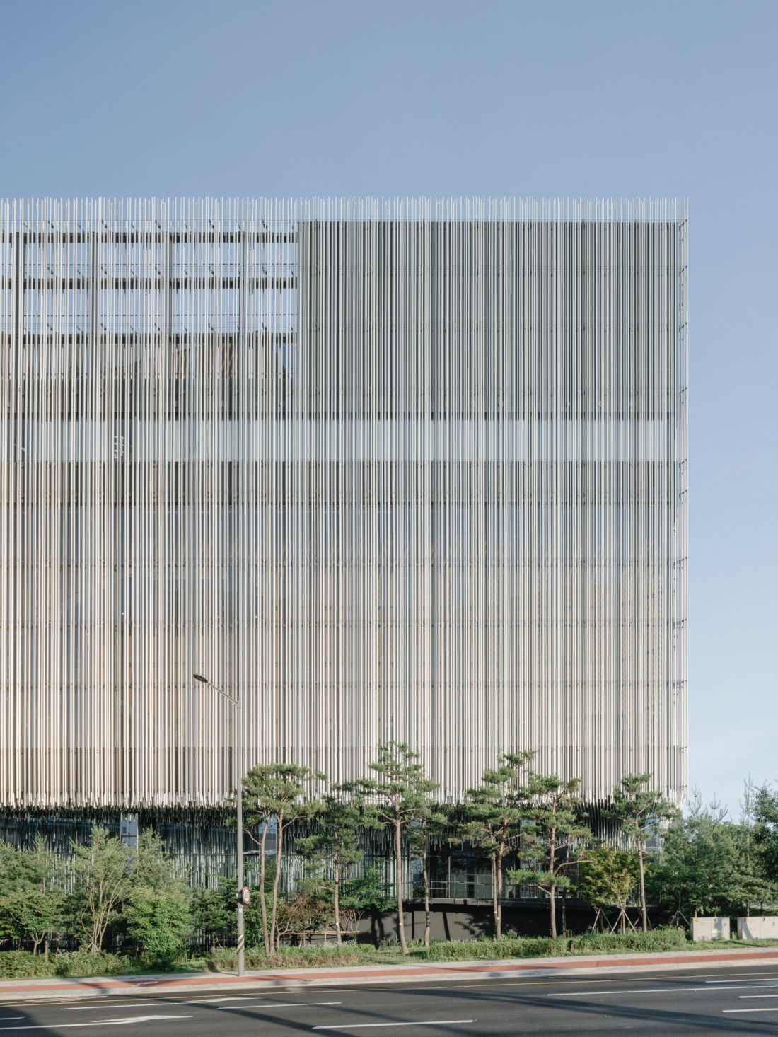 Audeum, czyli Muzeum Dźwięku w dzielnicy Gangnam-gu (Seul, Korea Południowa) - układ aluminiowych rur nie tylko wzmacnia wizualny efekt, ale również nawiązuje do współistnienia technologii i natury