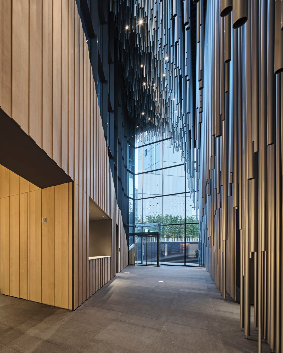 Audeum, czyli Muzeum Dźwięku w dzielnicy Gangnam-gu (Seul, Korea Południowa) - wnętrze budynku płynnie przechodzi od surowych, aluminiowych powierzchni na zewnątrz do bardziej organicznych, drewnianych wykończeń