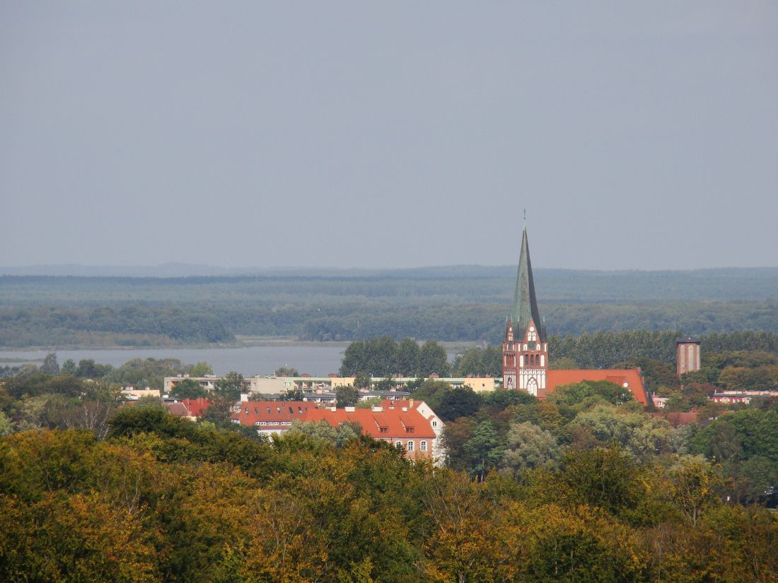 Panorama Starego Miasta w Szczecinku, po prawej stronie widoczna zabytkowa wieża ciśnień