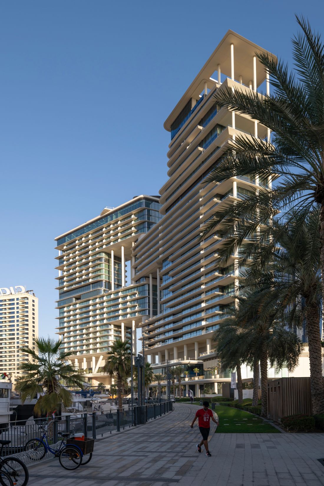 Hotel „The Lana” oraz kompleks mieszkaniowy „The Lana Residences” w Dubaju - obiekt usytuowano niedaleko centrum miasta, wzdłuż przystani Marasi
