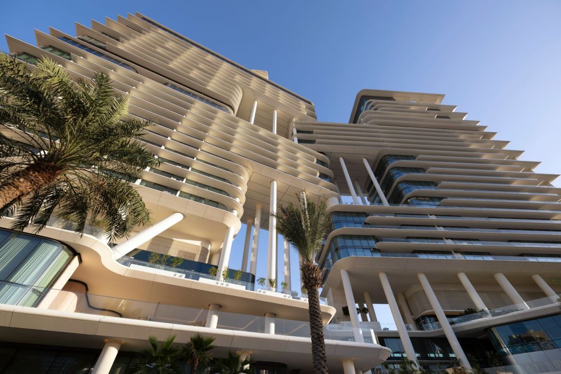 Hotel „The Lana” oraz kompleks mieszkaniowy „The Lana Residences” w Dubaju - szklana elewacja jest podzielona poziomymi listwami w delikatnym odcieniu beżu
