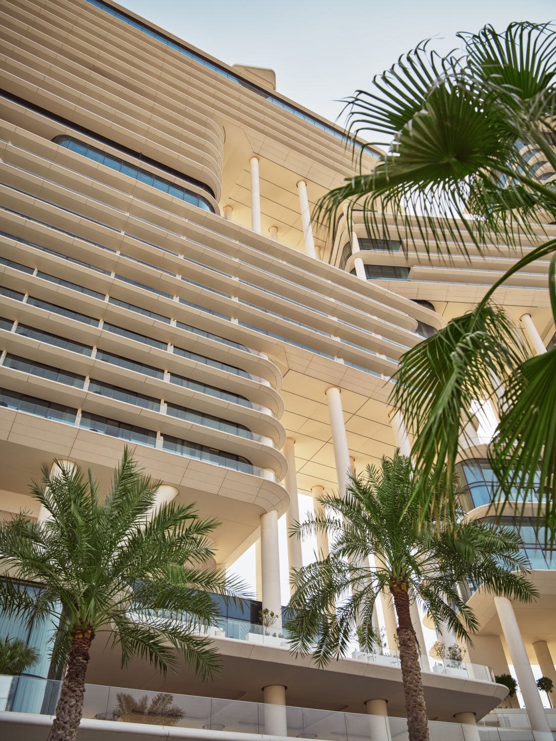 Hotel „The Lana” oraz kompleks mieszkaniowy „The Lana Residences” w Dubaju - pionową równowagę do projektu wprowadzają solidne słupy