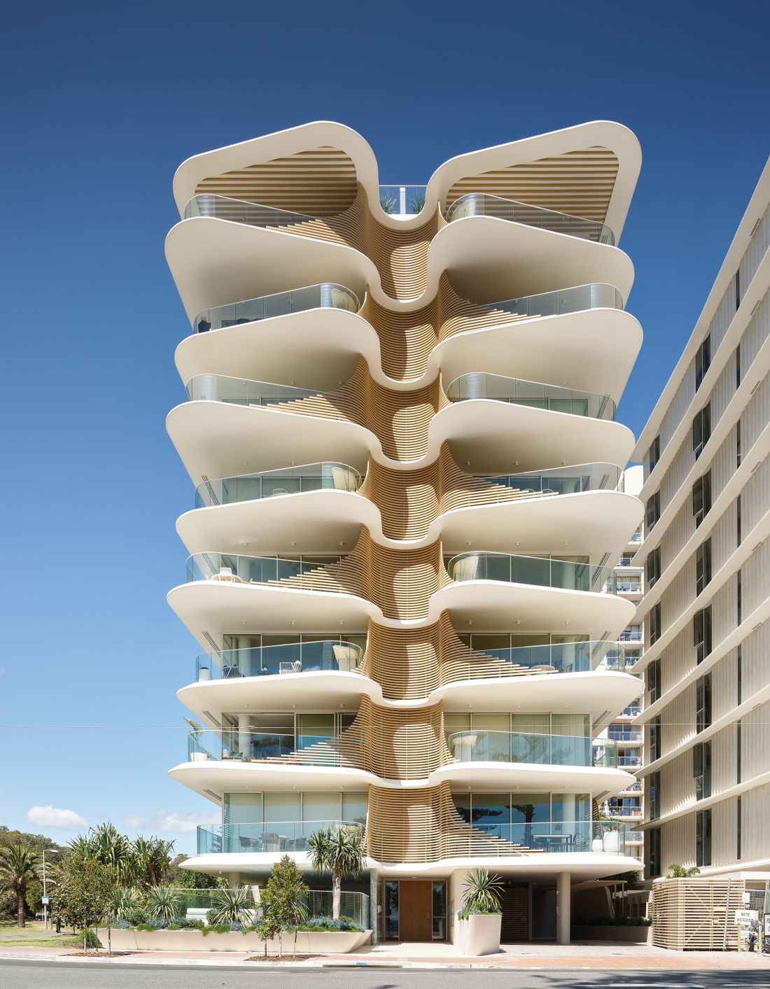 Budynek mieszkaniowy Norfolk w Gold Coast w stanie Queensland w Australii - nazwa „Norfolk” pochodzi od inspiracji architektów araukarią wyniosłą (z ang. Norfolk pine), lokalnym gatunkiem sosny