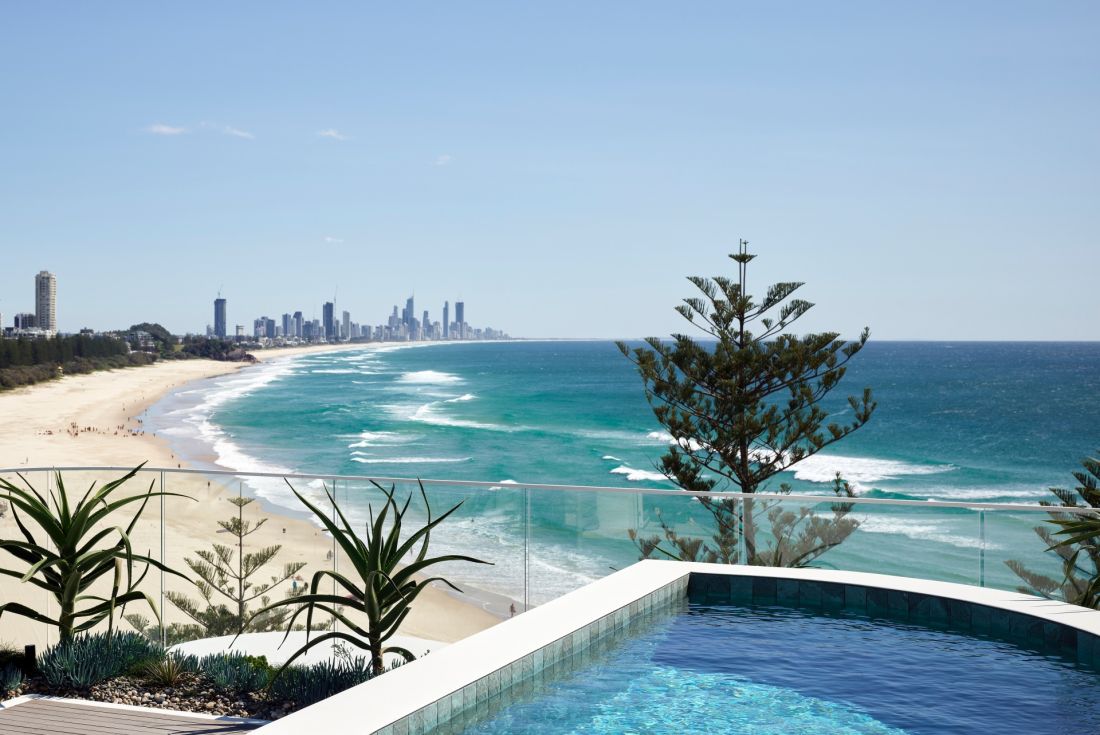 Budynek mieszkaniowy Norfolk w Gold Coast w stanie Queensland w Australii - na dachu budynku znajdują się prywatne baseny