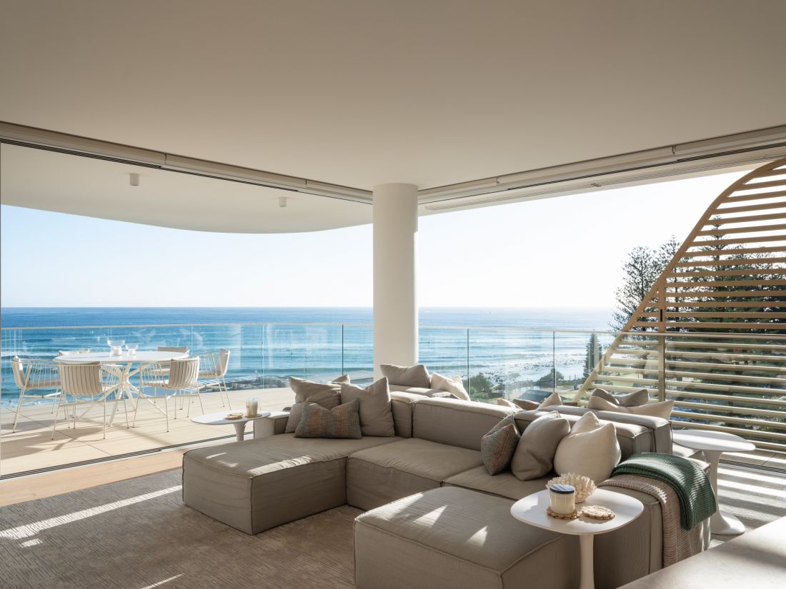 Budynek mieszkaniowy Norfolk w Gold Coast w stanie Queensland w Australii - panoramiczne widoki na ocean stają się integralnym elementem przestrzeni mieszkalnych