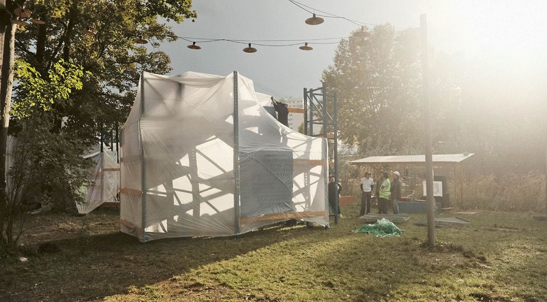festiwal Bellastock odbył się w tym roku w L”Éclair, zarządzanym przez kolektyw Soukmachines, miejscu, które znajduje się w mieście, ale jednocześnie sąsiaduje z lasem