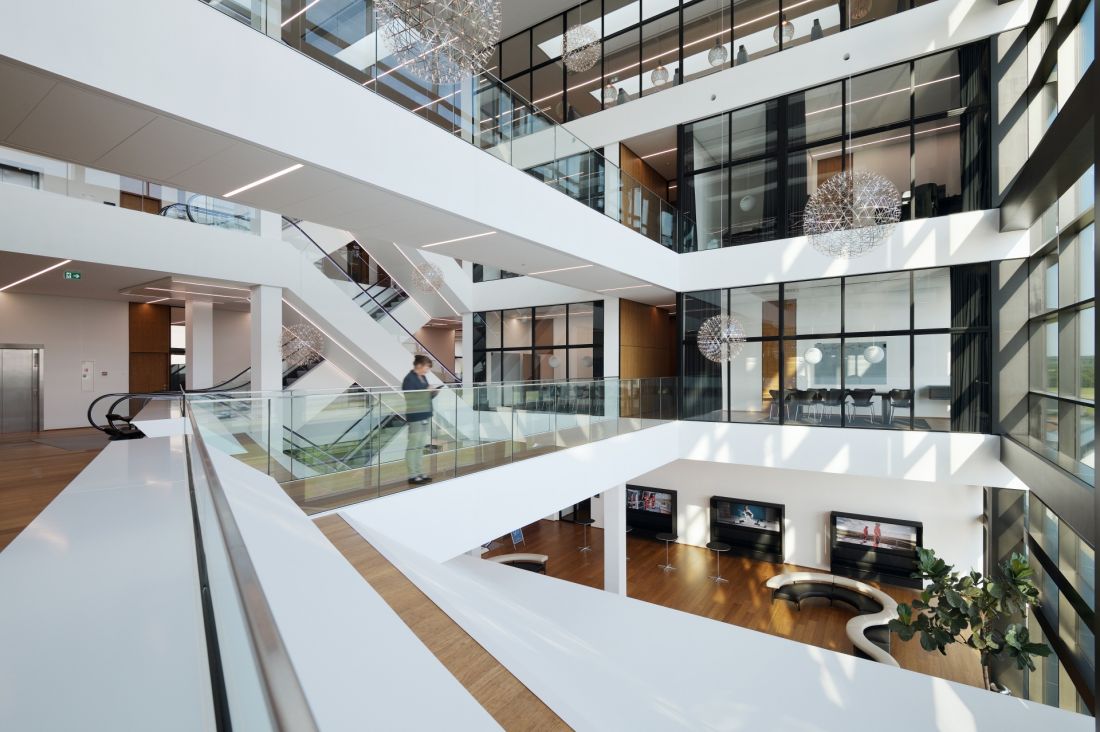 Nowa siedziba i centrum logistyczne Mascot International w duńskim Pårup - wnętrze zostało zaprojektowane wokół centralnego atrium