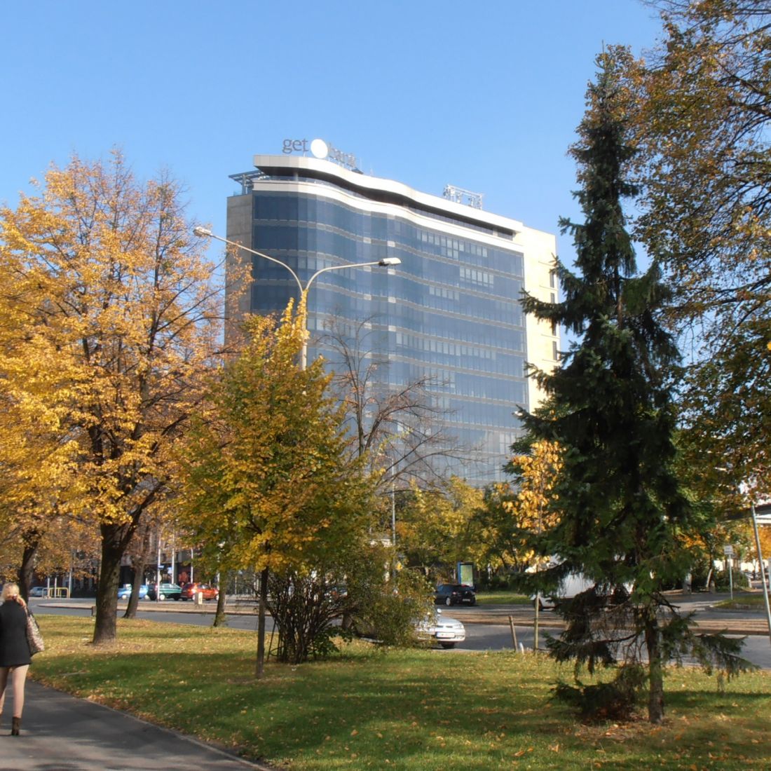 Charakterystyczna, falująca fasada wieży Arkad Wrocławskich