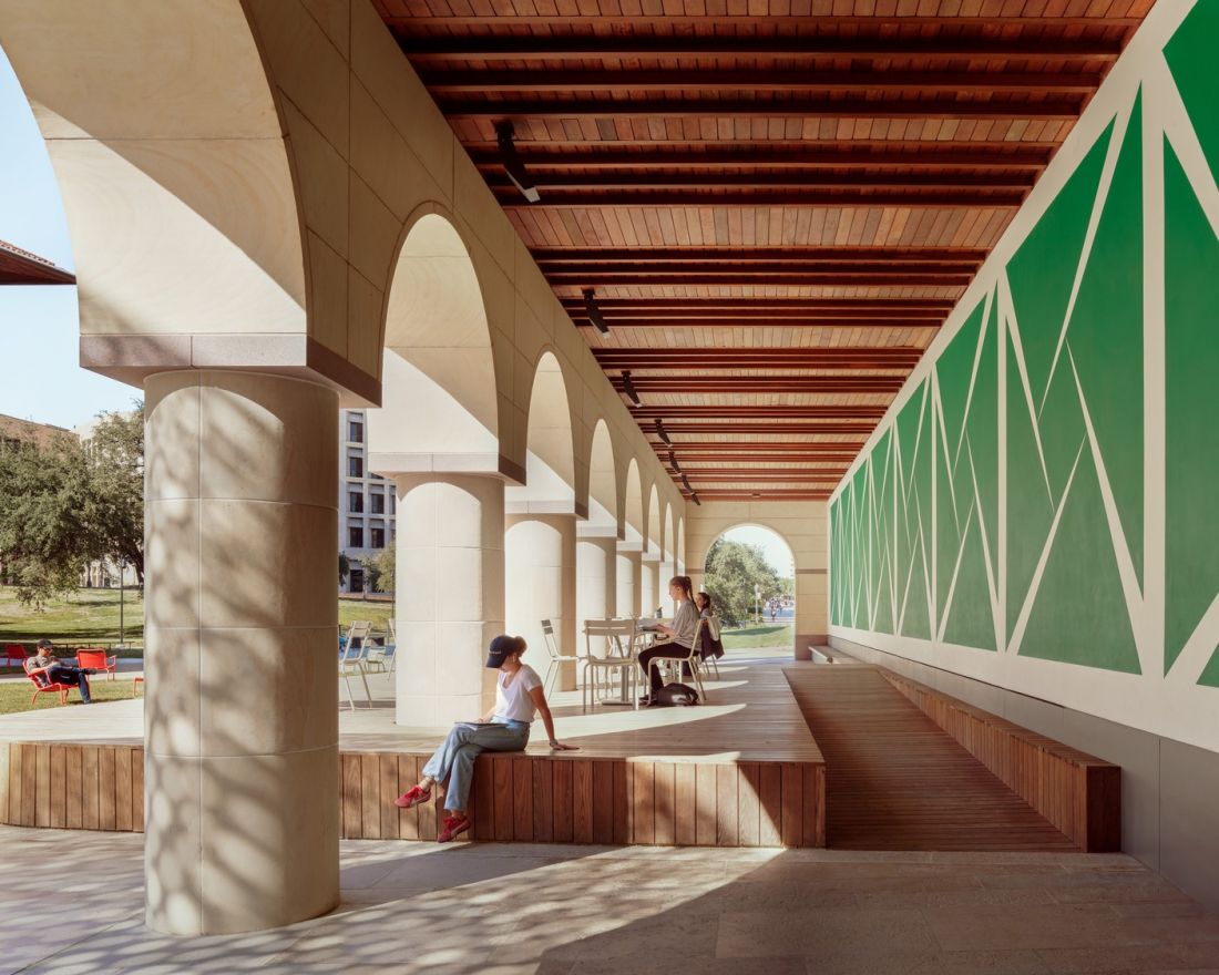 Rewitalizacji przestrzeni zewnętrznej przy Blanton Museum of Art na Uniwersytecie Teksańskim w Austin - nad loggią rozciąga się panoramiczny mural Carmen Herrery Verde