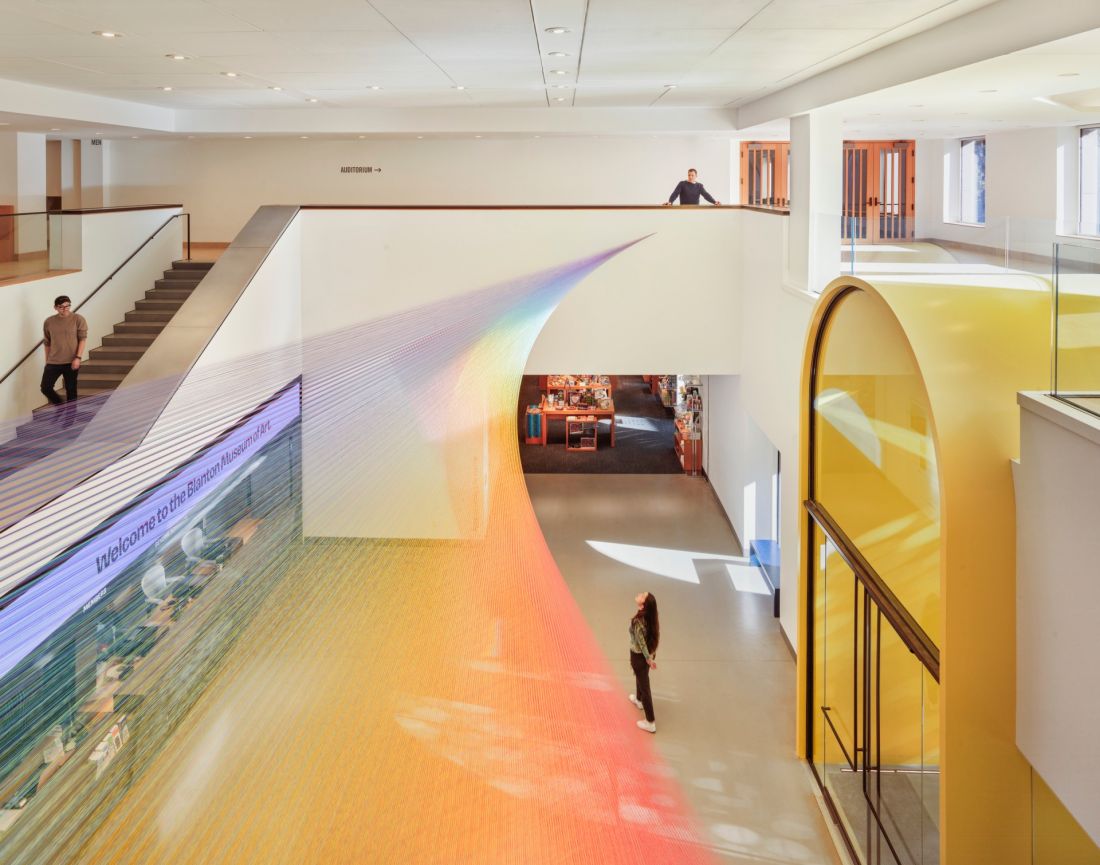 Rewitalizacji przestrzeni zewnętrznej przy Blanton Museum of Art na Uniwersytecie Teksańskim w Austin - wnętrze muzeum 