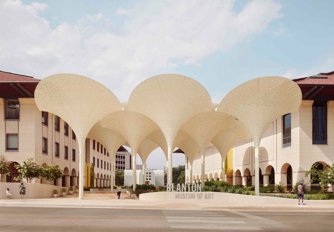 Rewitalizacji przestrzeni zewnętrznej przy Blanton Museum of Art na Uniwersytecie Teksańskim w Austin - konstrukcje przypominające tulipany pełnią funkcję bramy do muzeum 