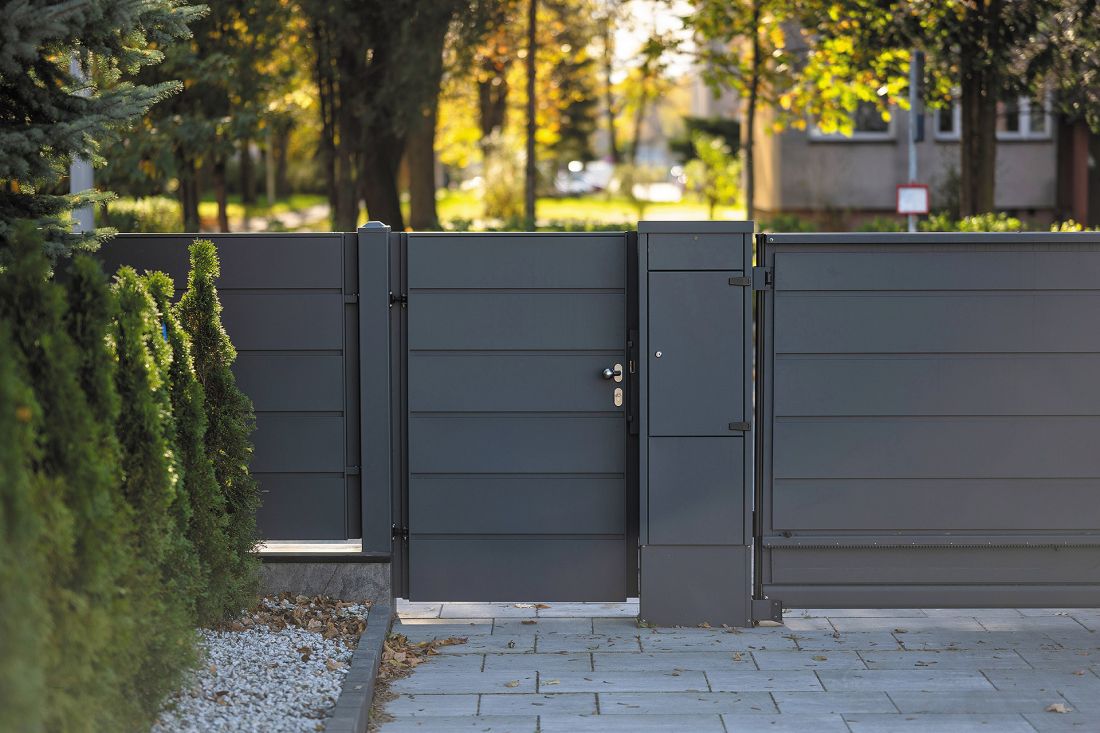 Ogrodzenie z kolekcji Home Inclusive, wzór AW.10.200, kolor RAL 7016, wnętrze posesji