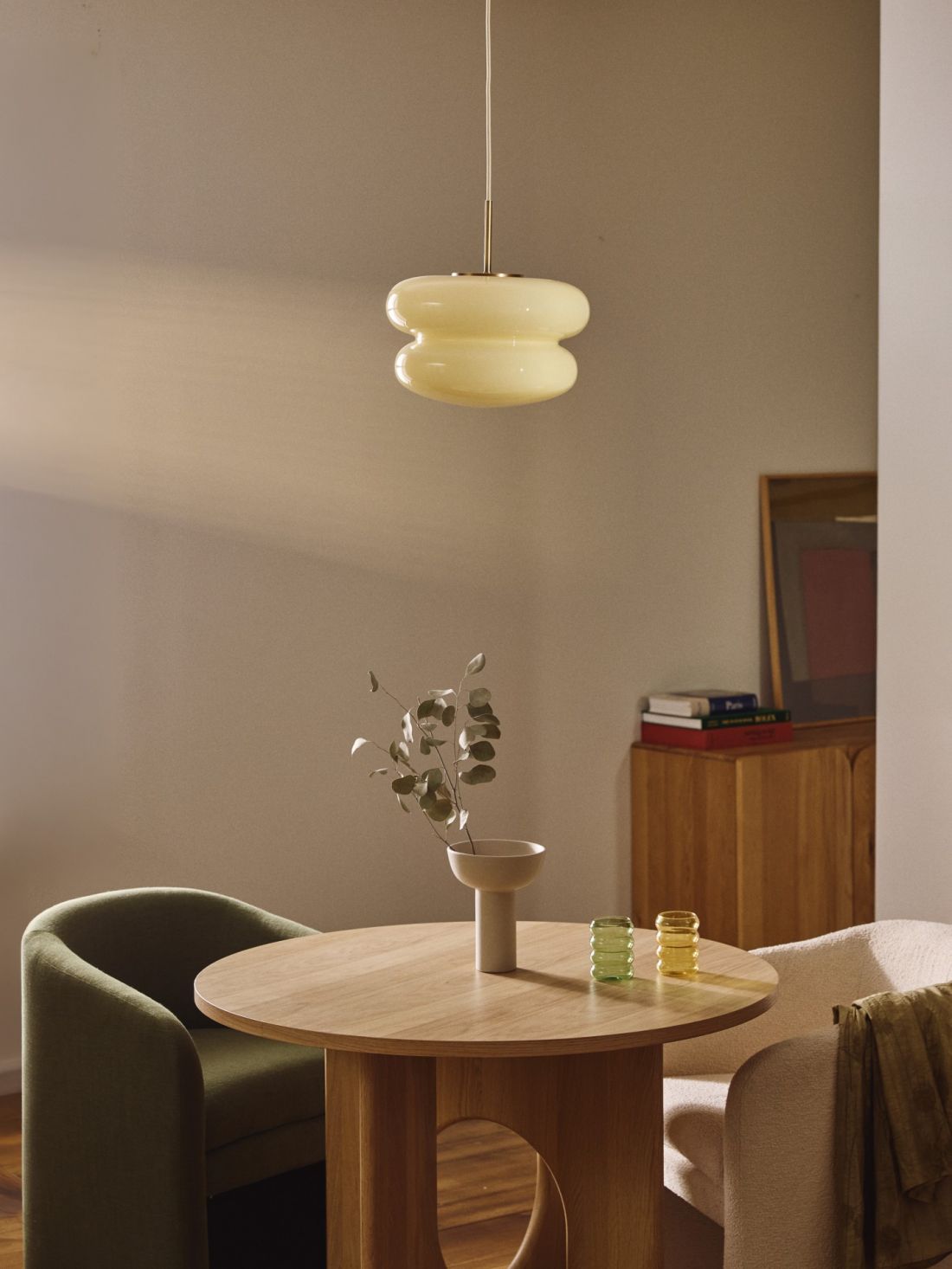 Lampa w odcieniu butter yellow nada wnętrzu subtelnego uroku